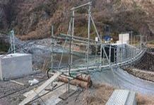 本橋の工事前に冬季の点検用仮橋を設置。妙高市